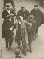 1934, Policiers et homme.jpg